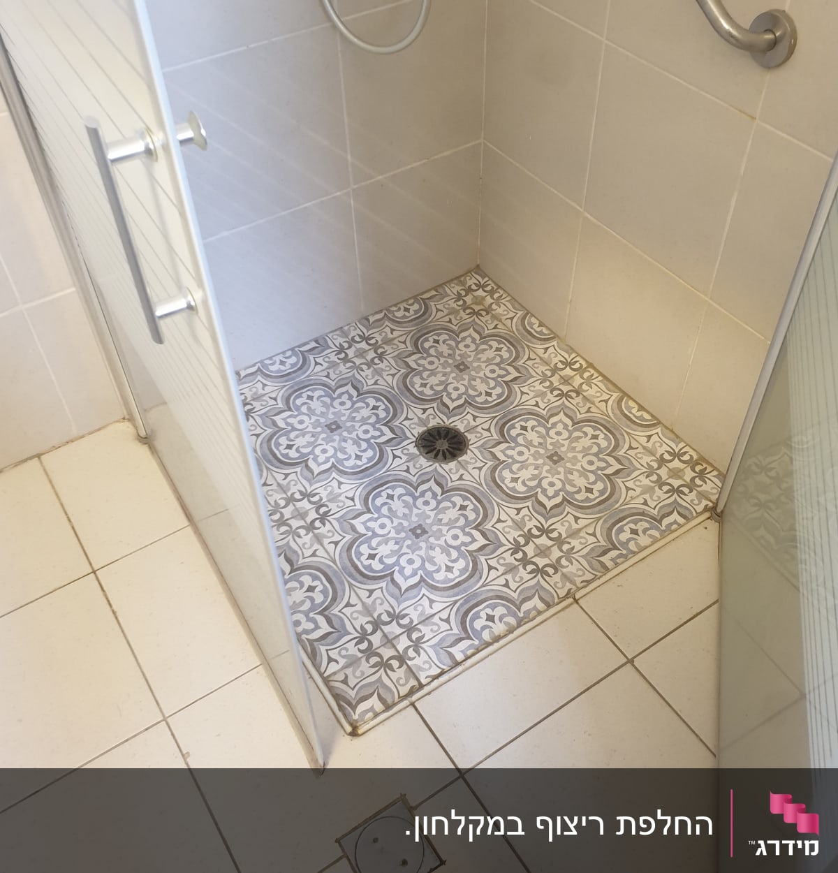 ריצוף חדש במקלחת עם אריחים מעוצבים וניקוז